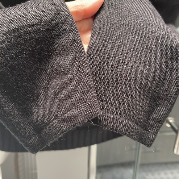 Gaby & Eden black sweater with fur-trimmed crochet shawl/cold shoulder collar - Picture 6 of 7